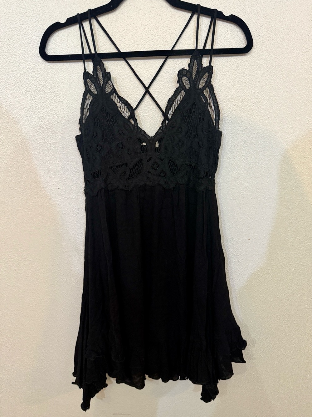 LA MIEL Black Lace-Trim Crisscross Cami